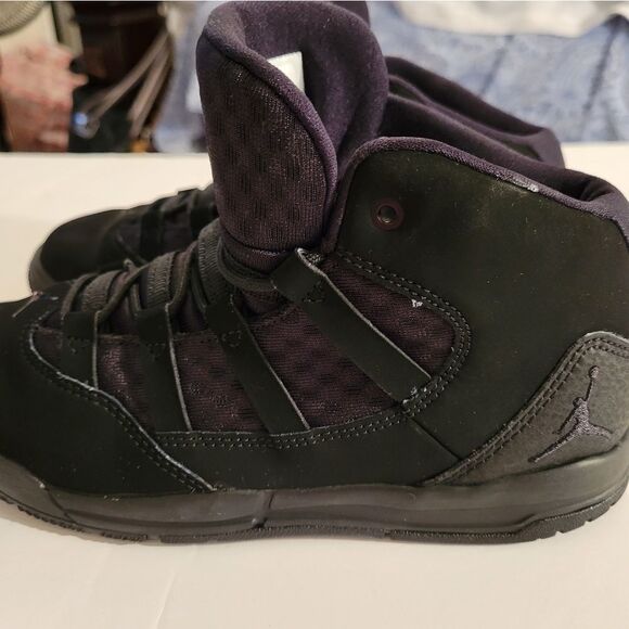 JORDAN  GRADE  SCHOOL BOYS' MAX AURA SNEAKER BOOT - Picture 14 of 16